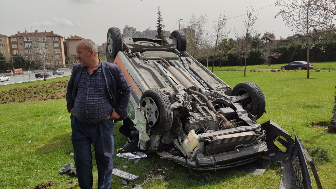 Sultangazi’de virajı alamayan hafif ticari araç ağacı devirip takla attı