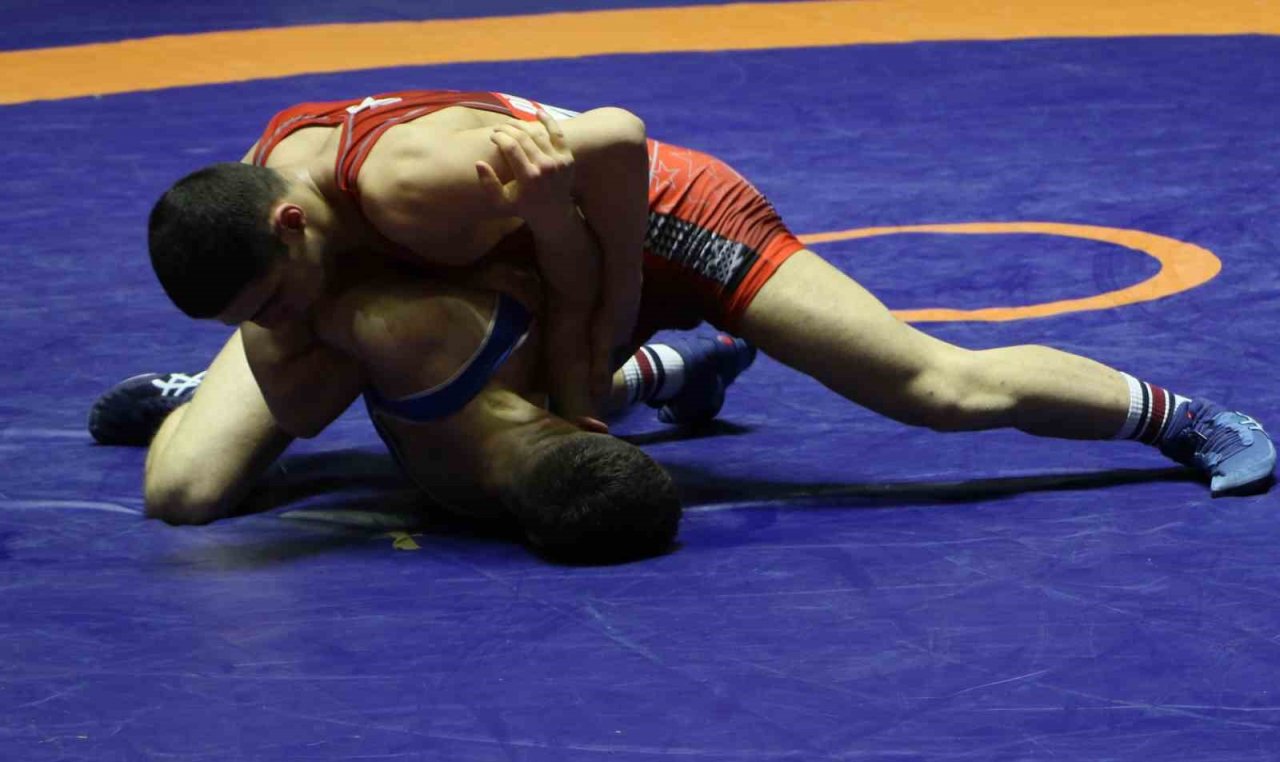 Yaşar Doğu U17 Serbest Güreş Türkiye Şampiyonası Samsun’da başladı