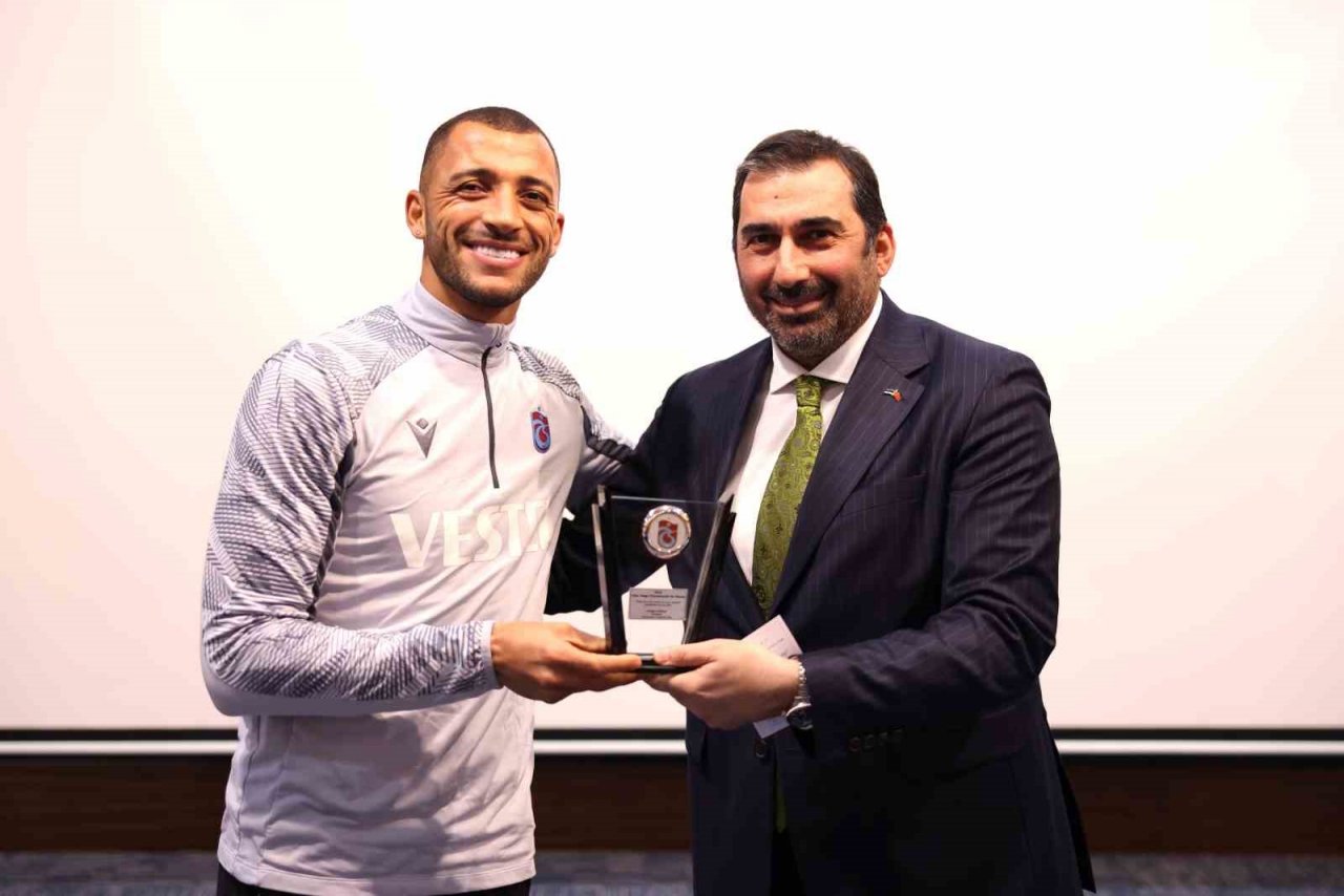 Trabzonspor’dan Vitor Hugo’ya teşekkür plaketi