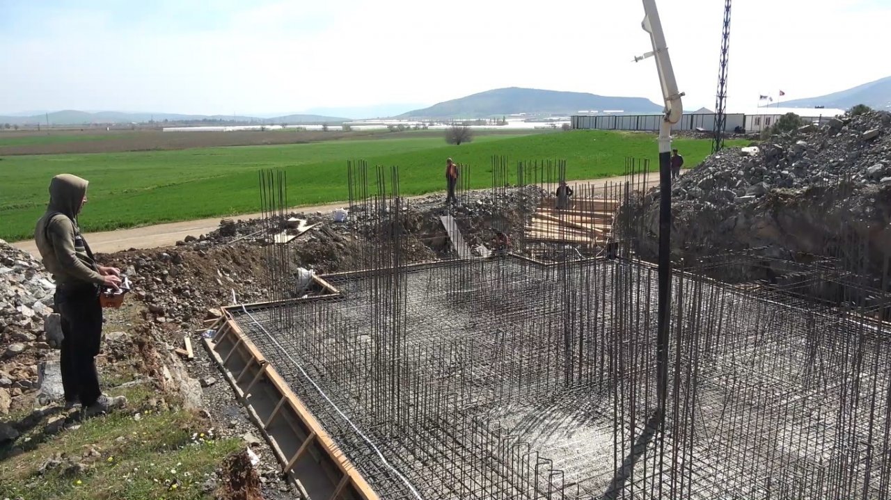 Temeller atıldı, köy evleri inşa ediliyor: Depremzedeler heyecanla yeni evlerinin tamamlanmasını bekliyor