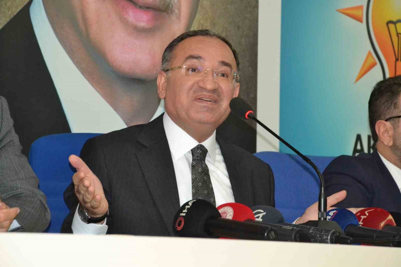 Bakan Bozdağ: “Kandil ve HDP’yi koyarsanız 9 Cumhurbaşkanı yardımcısı, bir başkan adayı yapıyor”