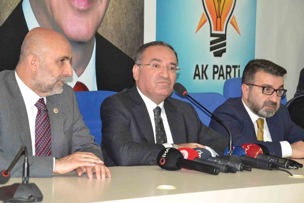 Bakan Bozdağ: “Kandil ve HDP’yi koyarsanız 9 Cumhurbaşkanı yardımcısı, bir başkan adayı yapıyor”
