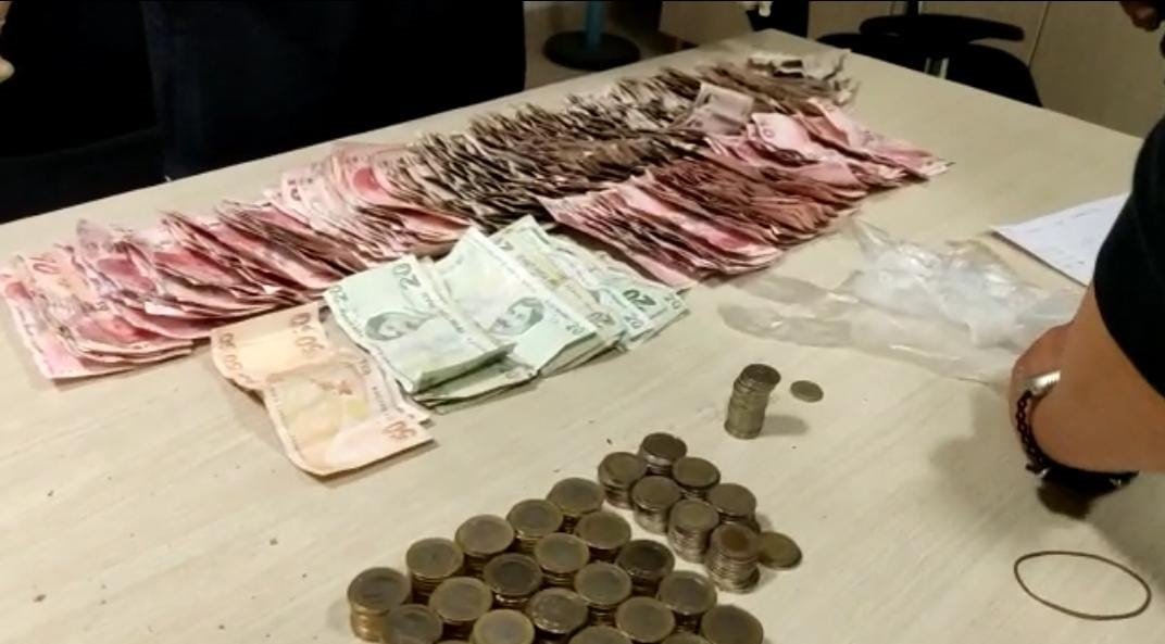 Dilencinin yarım günlük mesaisi: Üzerinden 2 bin 110 lira çıktı