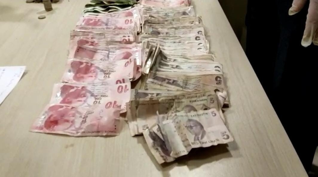 Dilencinin yarım günlük mesaisi: Üzerinden 2 bin 110 lira çıktı