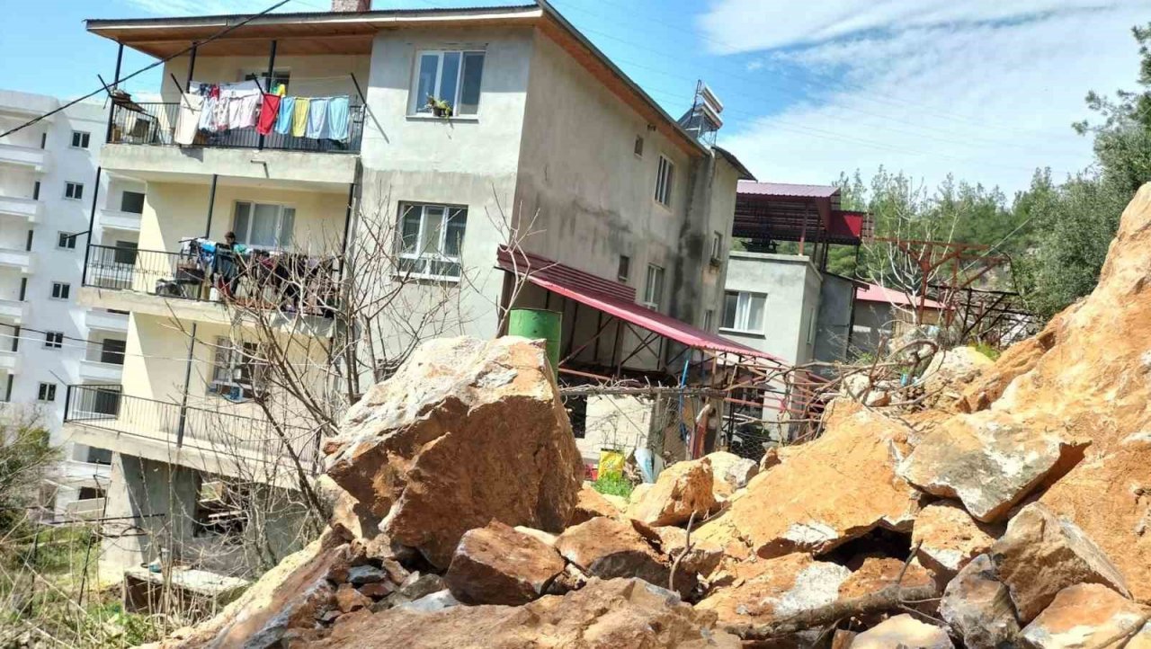 Devasa kaya deprem de yarıldı, artçılarda iyice açıldı tehlike arttı