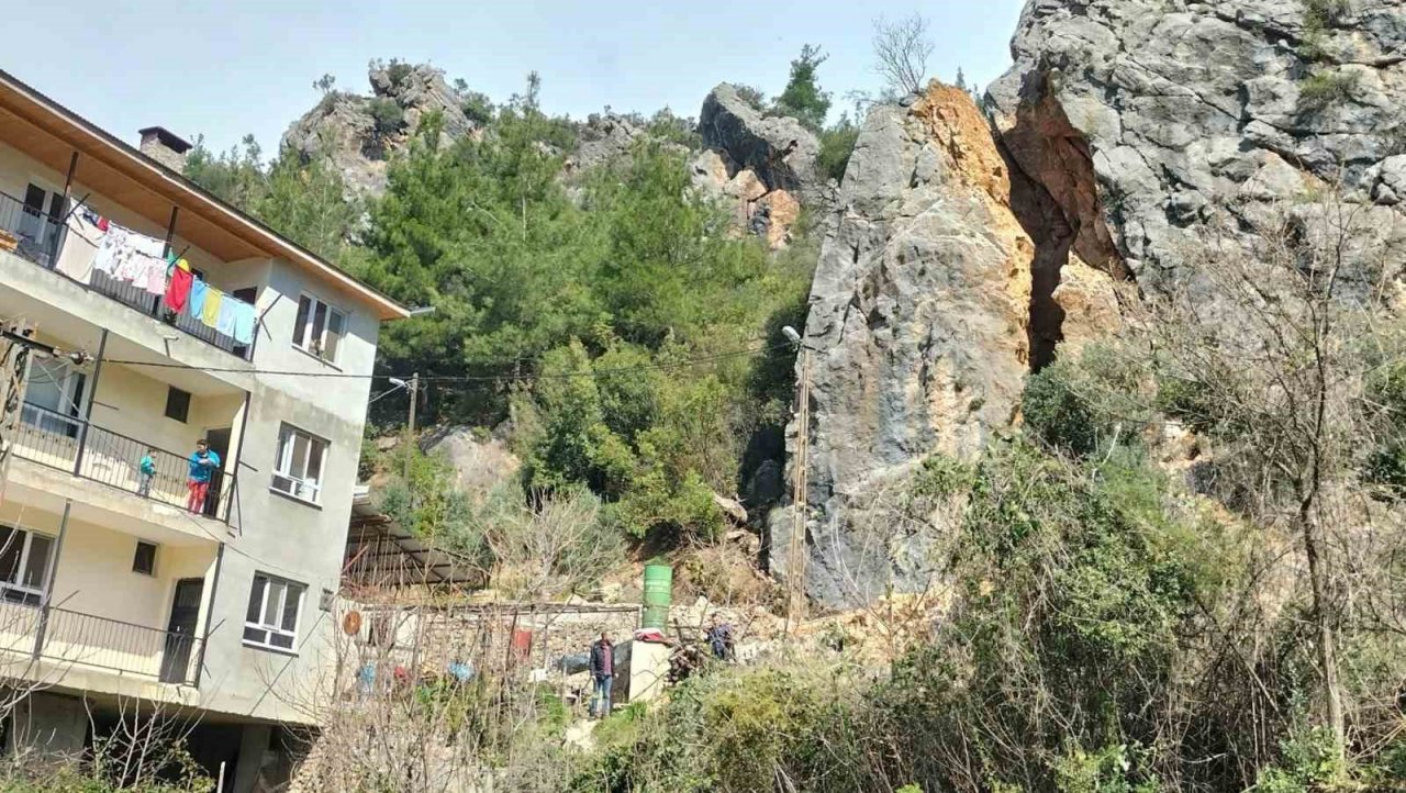 Devasa kaya deprem de yarıldı, artçılarda iyice açıldı tehlike arttı