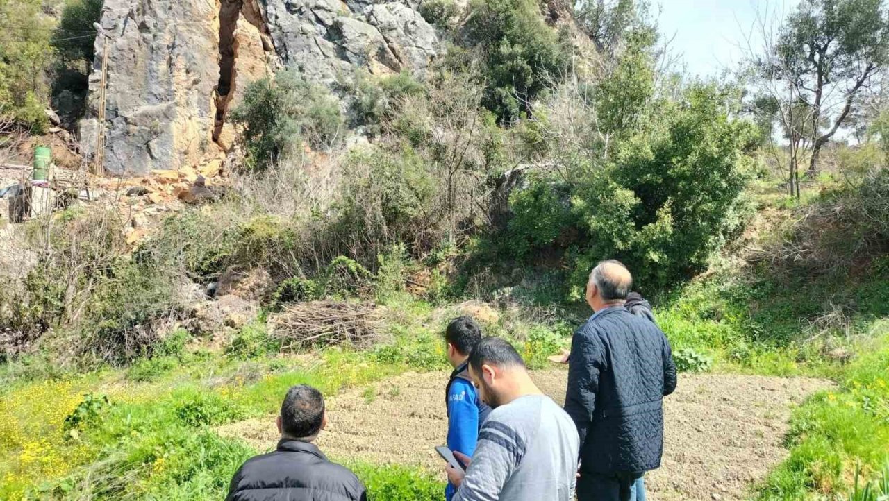 Devasa kaya deprem de yarıldı, artçılarda iyice açıldı tehlike arttı