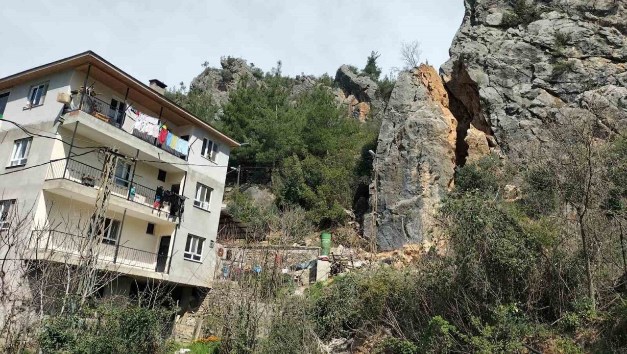 Devasa kaya deprem de yarıldı, artçılarda iyice açıldı tehlike arttı