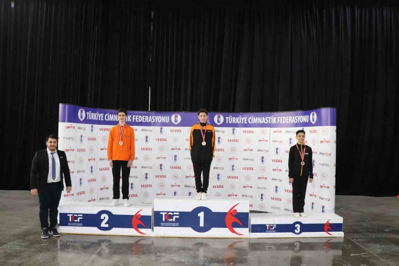 Aerobik cimnastikçiler Kocaeli’ye madalyalarla döndü