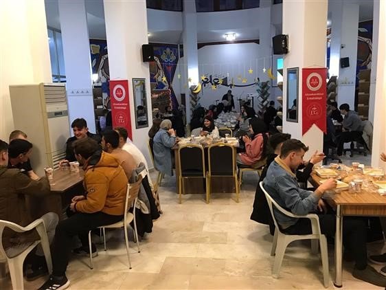 Liseli gençler iftarda buluştu