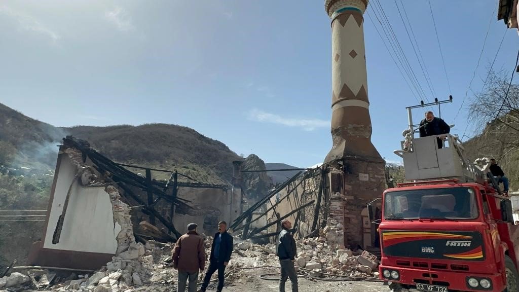 1881 yılında yapılan cami çıkan yangın sonrası alevlere teslim oldu