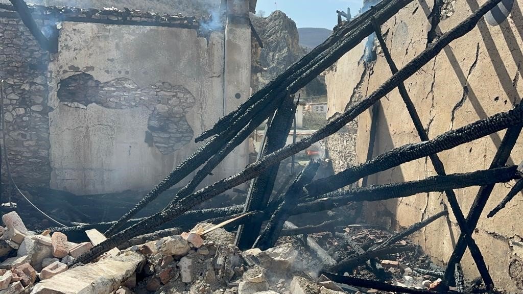 1881 yılında yapılan cami çıkan yangın sonrası alevlere teslim oldu