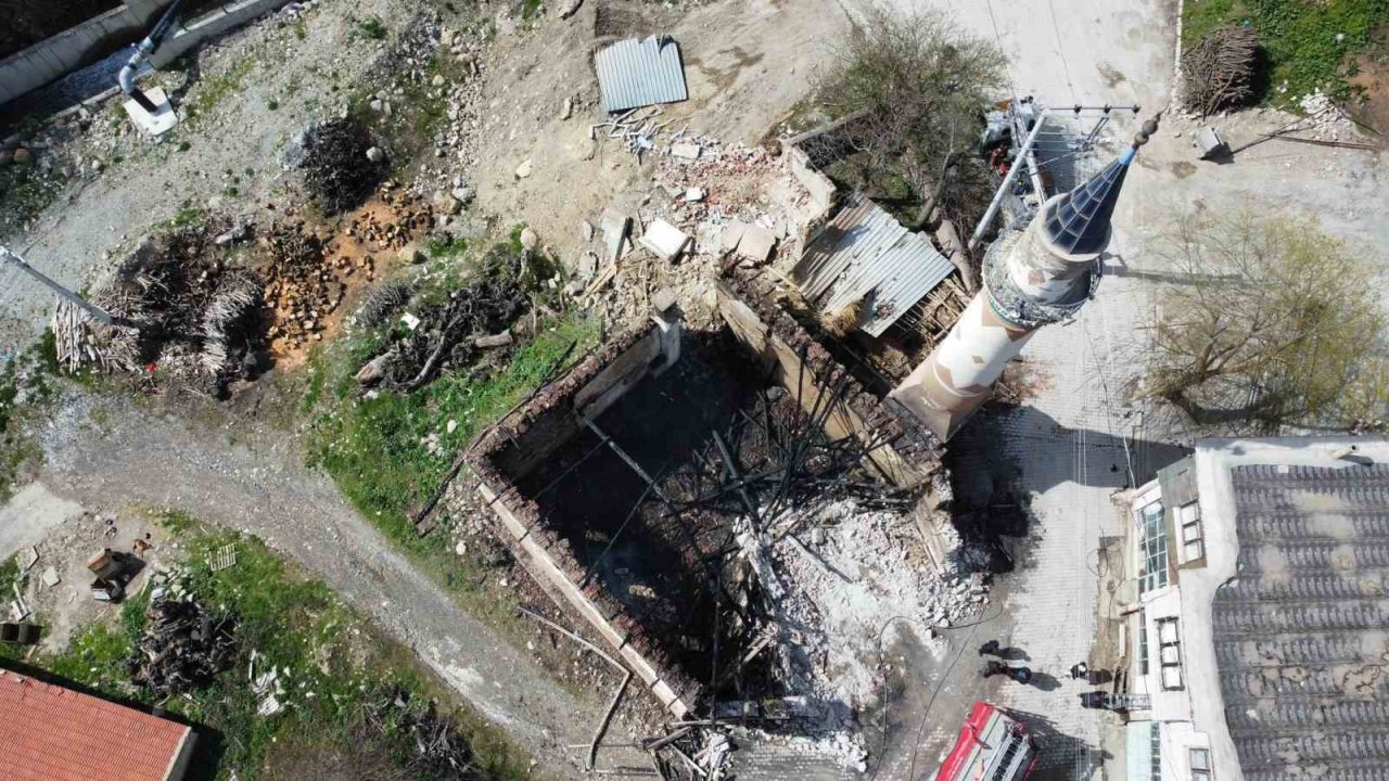 1881 yılında yapılan cami çıkan yangın sonrası alevlere teslim oldu