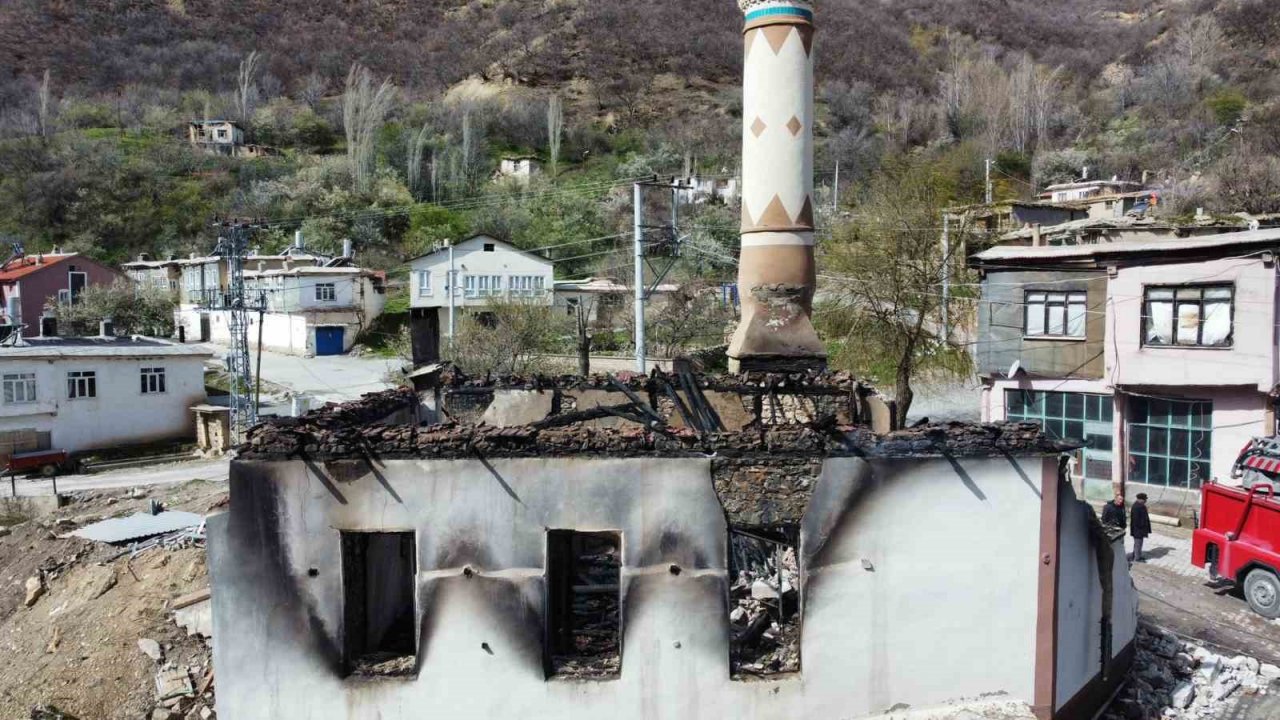 1881 yılında yapılan cami çıkan yangın sonrası alevlere teslim oldu