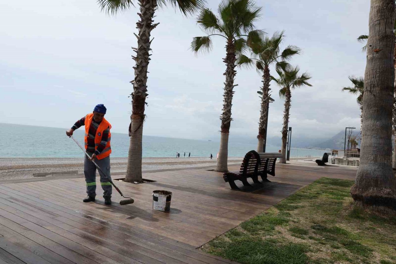 Konyaaltı Sahil Projesi’nde yaz sezonu hazırlığı başladı