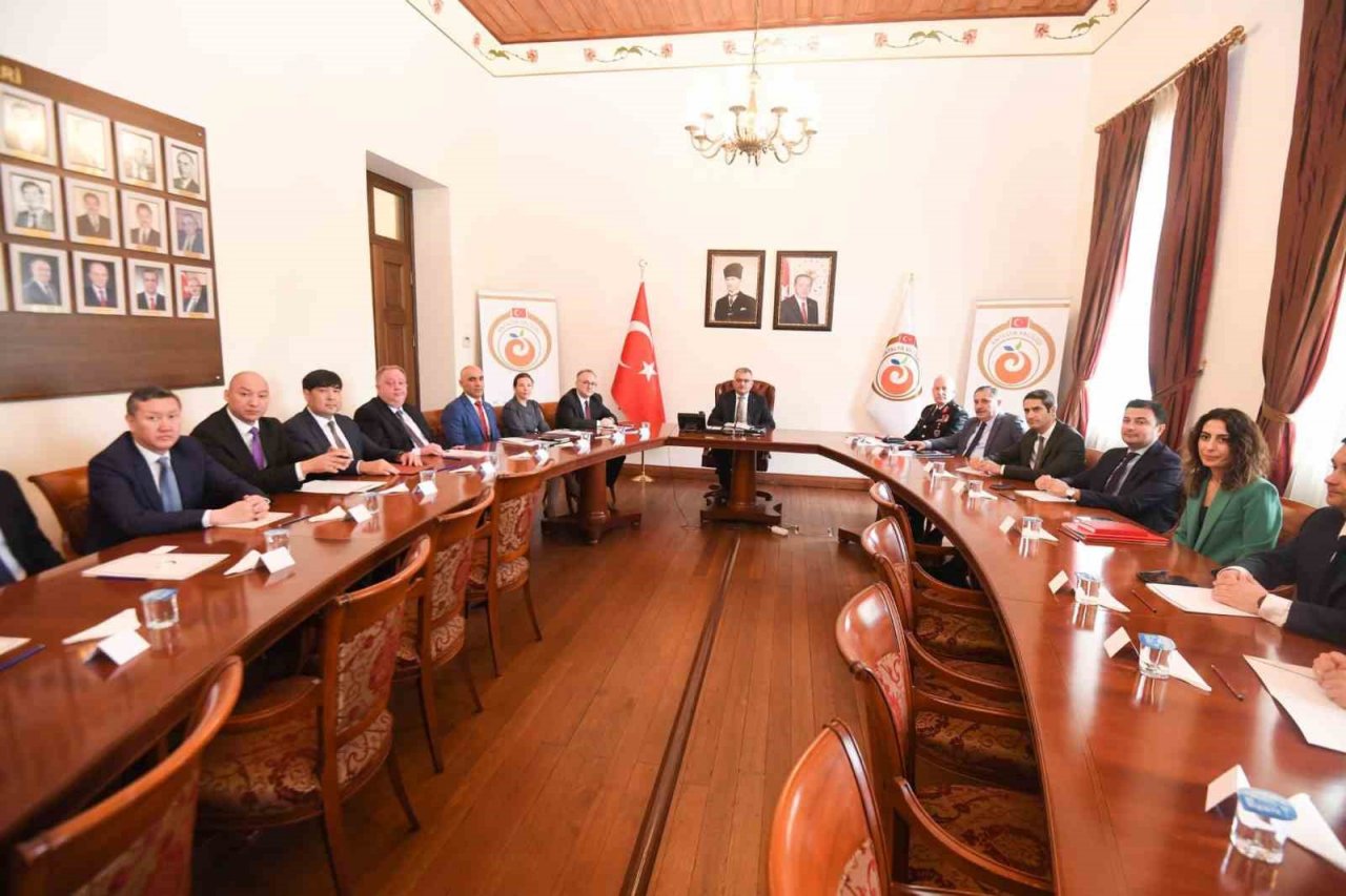 Antalya Valisi Ersin Yazıcı: “Antalya halkı yabancılarla yaşamaya alışık”