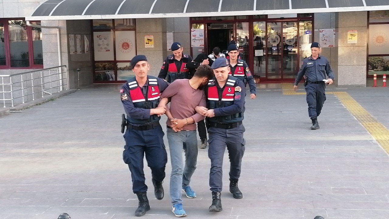 Azılı mazot hırsızları jandarmadan kaçamadı