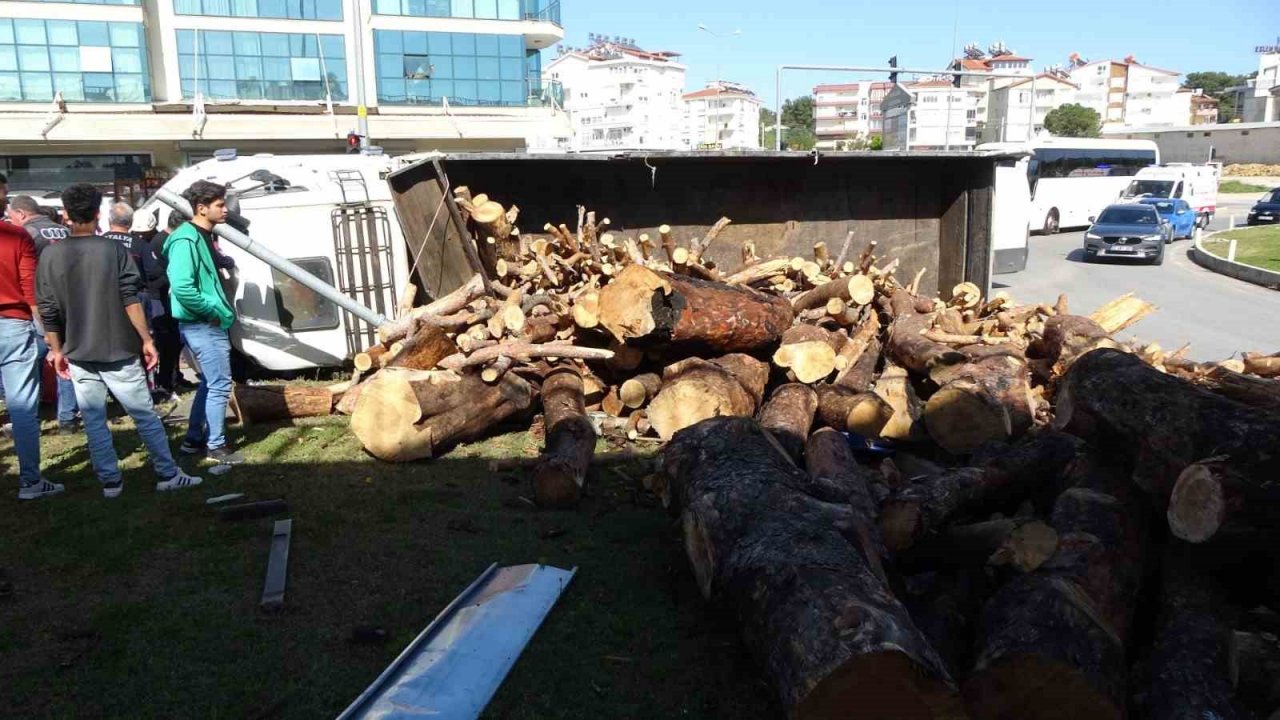 Antalya’da freni patlayan tomruk yüklü kamyon devrildi: 1 yaralı