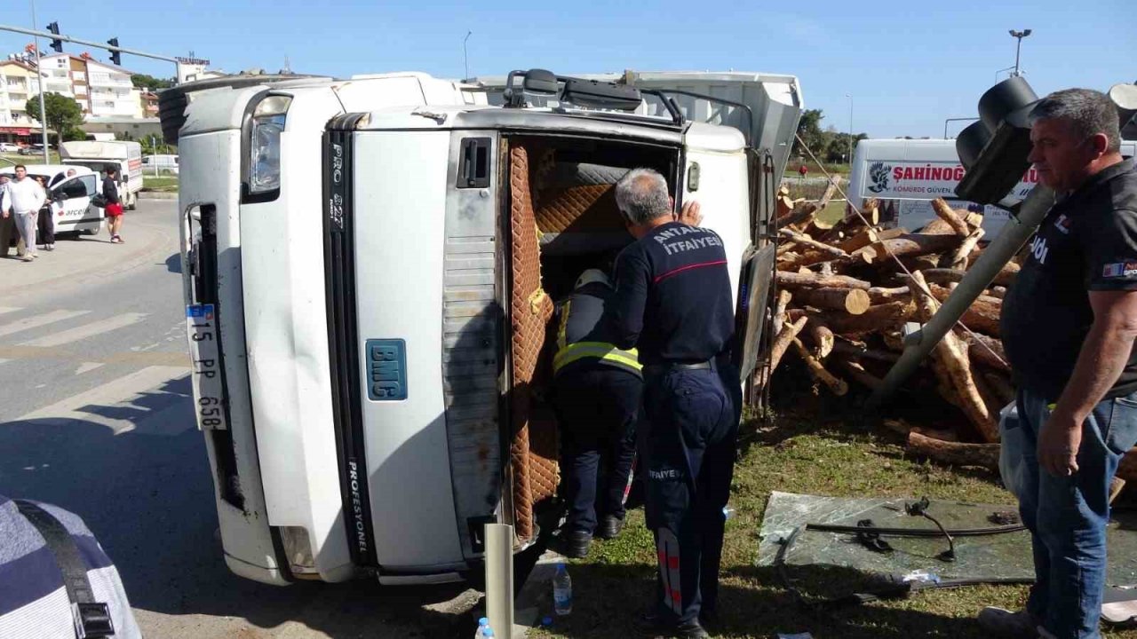 Antalya’da freni patlayan tomruk yüklü kamyon devrildi: 1 yaralı