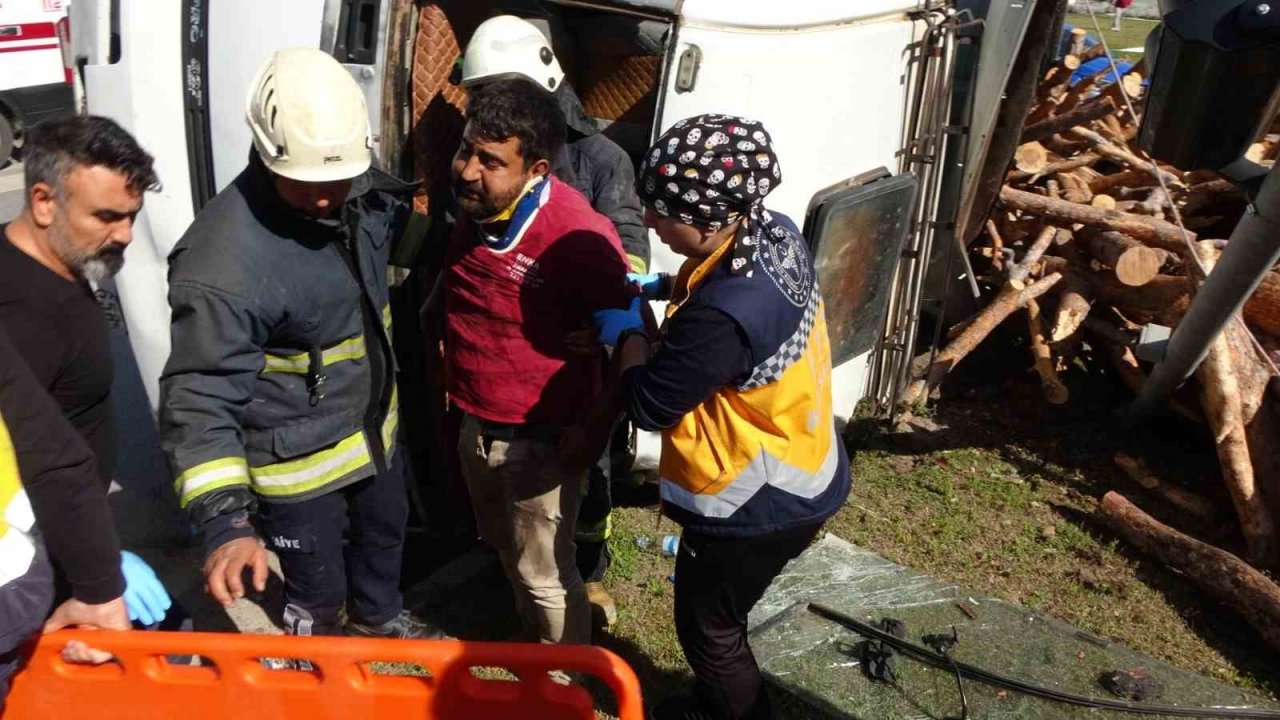 Antalya’da freni patlayan tomruk yüklü kamyon devrildi: 1 yaralı