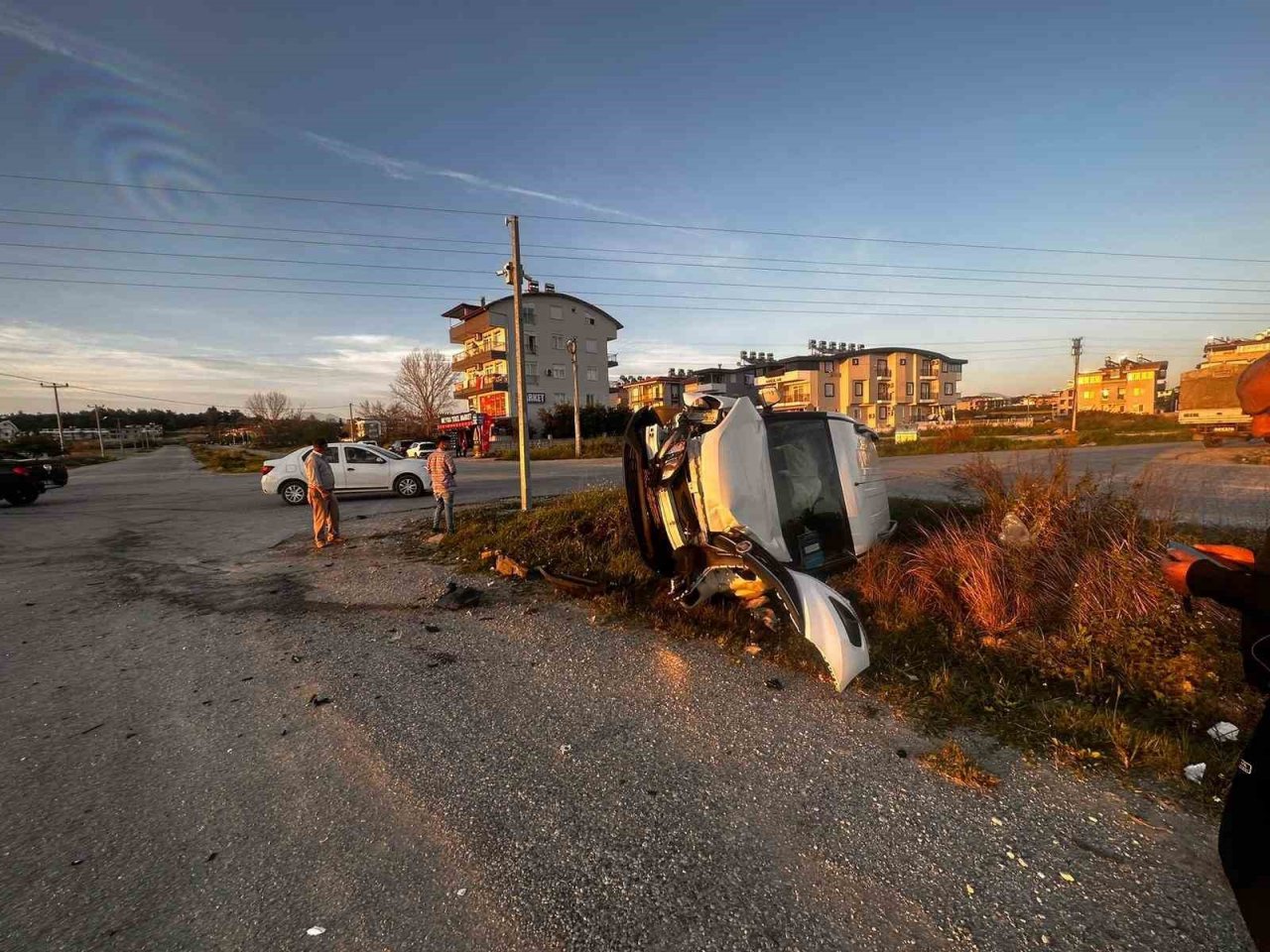 Hafif ticari araçlar çarpıştı: 1 yaralı