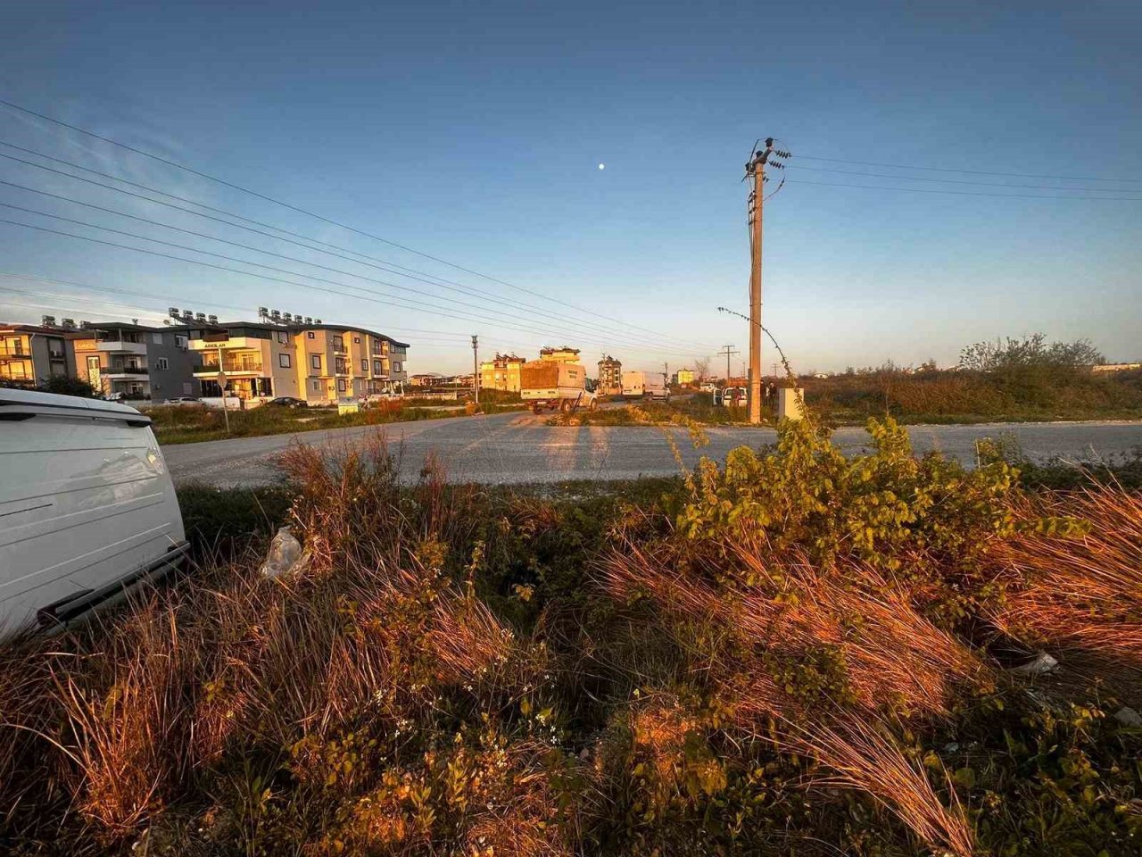 Hafif ticari araçlar çarpıştı: 1 yaralı