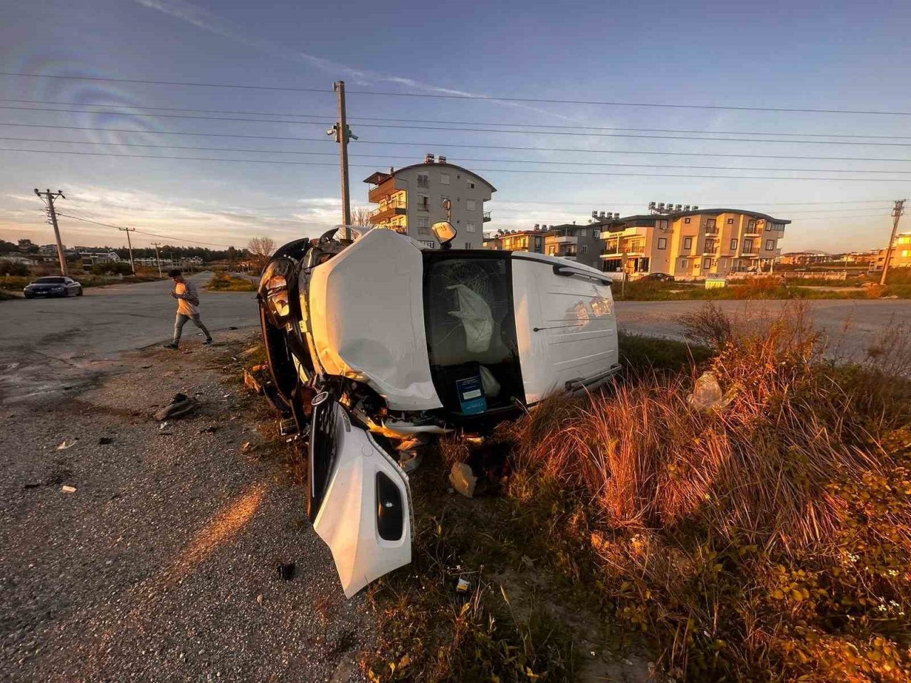 Hafif ticari araçlar çarpıştı: 1 yaralı