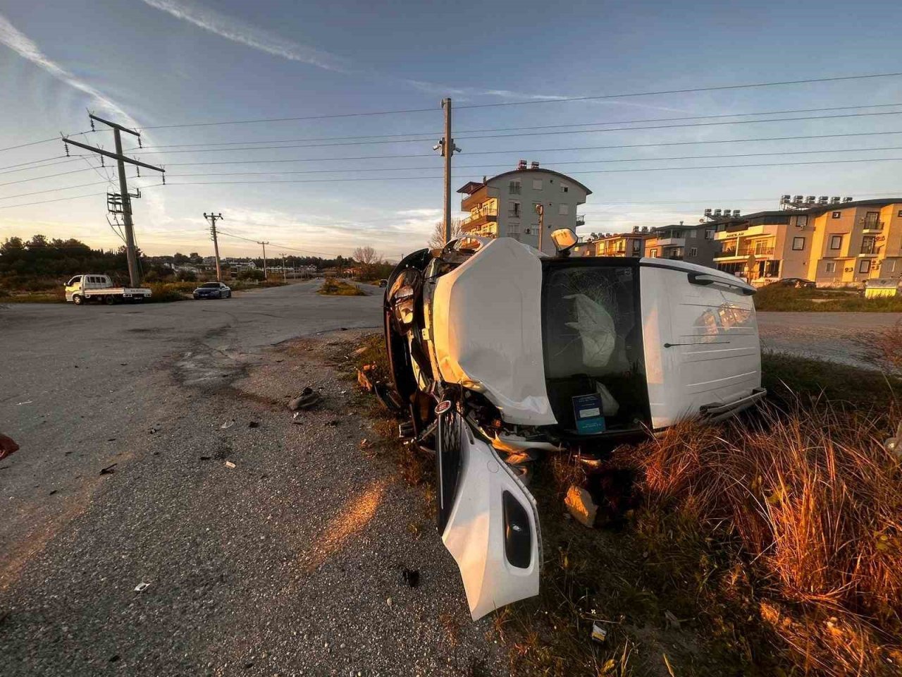 Hafif ticari araçlar çarpıştı: 1 yaralı