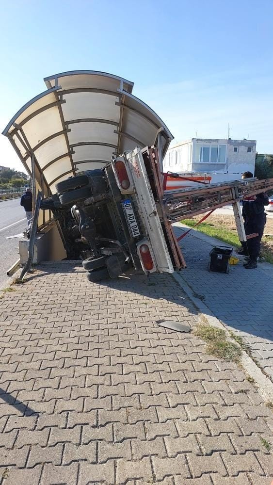 Kamyonet yaya alt geçidine girdi, sürücü ve arkadaşı hafif yaralandı