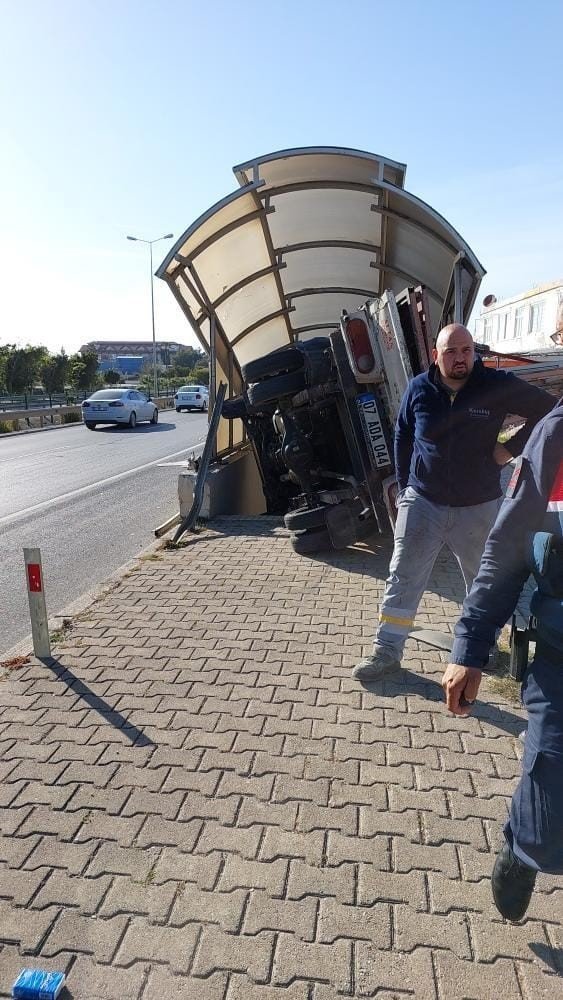 Kamyonet yaya alt geçidine girdi, sürücü ve arkadaşı hafif yaralandı