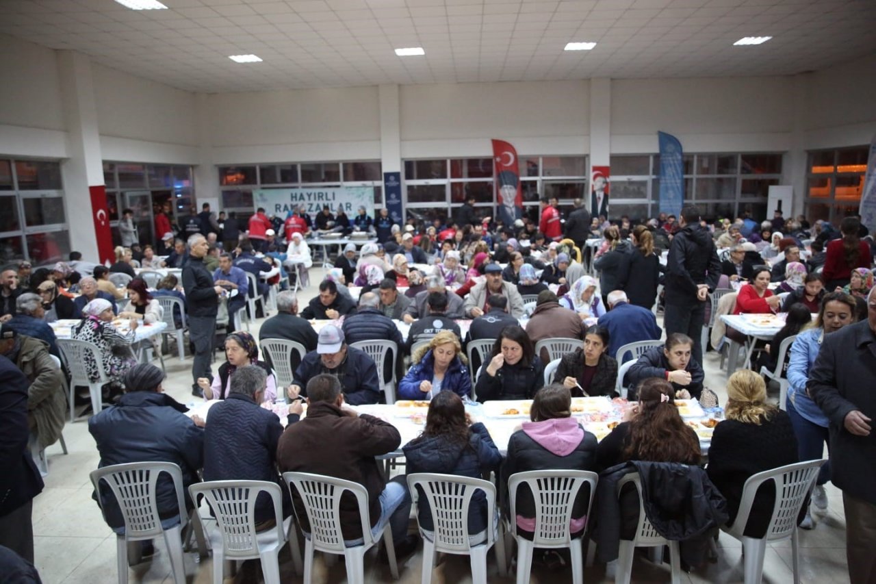 Büyükşehir, vatandaşları iftar sofralarında buluşturmaya devam ediyor