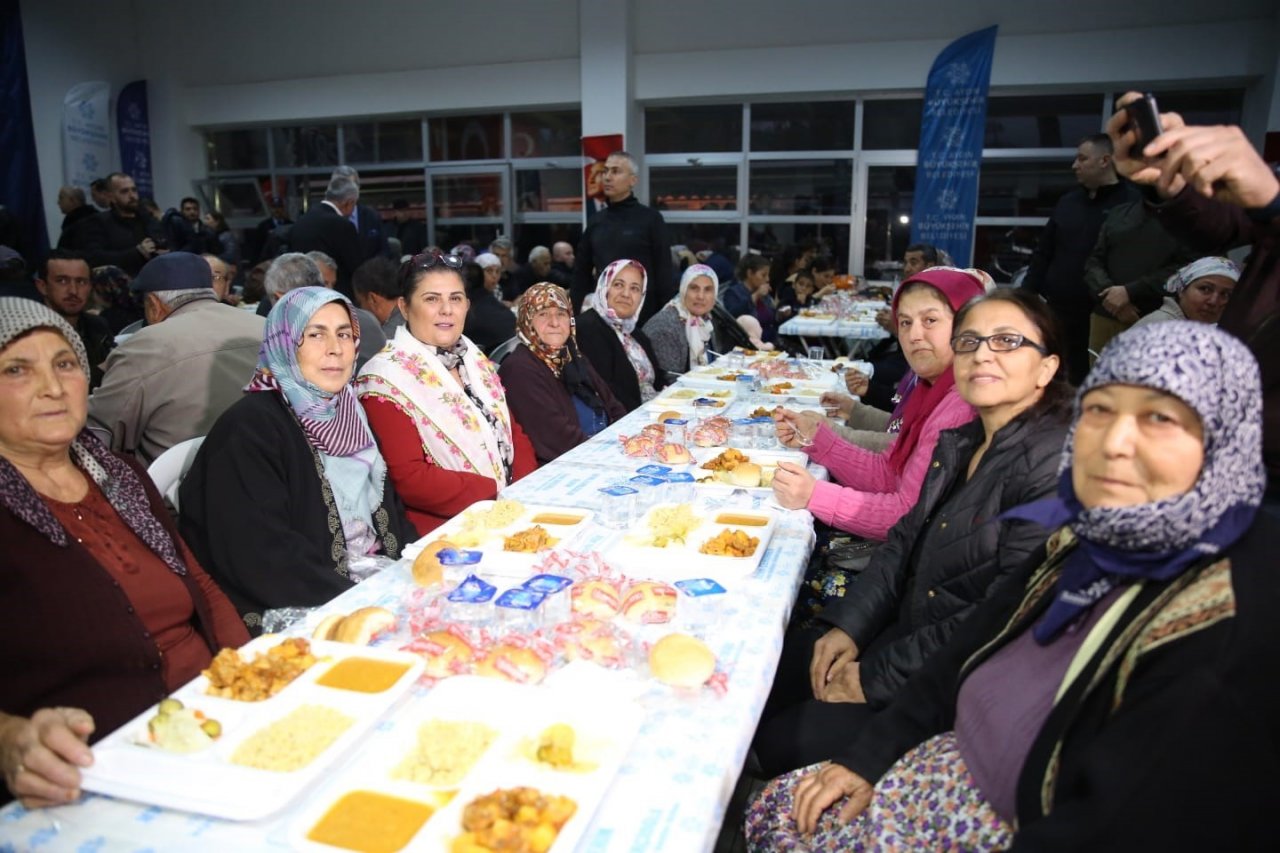 Büyükşehir, vatandaşları iftar sofralarında buluşturmaya devam ediyor