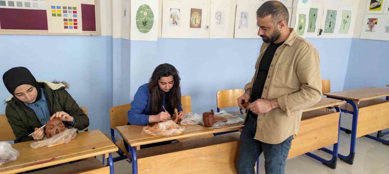 Batman’da lise öğrencilerinin kil topraktan yaptığı eserler ünlü sanatçıların eserlerini aratmıyor