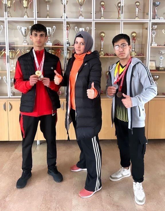 Elazığlı öğrenciler bilek güreşi müsabakasından dereceyle döndü