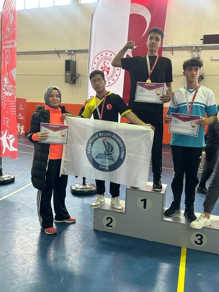 Elazığlı öğrenciler bilek güreşi müsabakasından dereceyle döndü