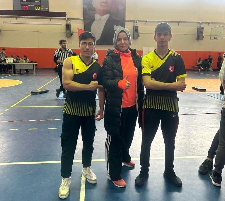 Elazığlı öğrenciler bilek güreşi müsabakasından dereceyle döndü