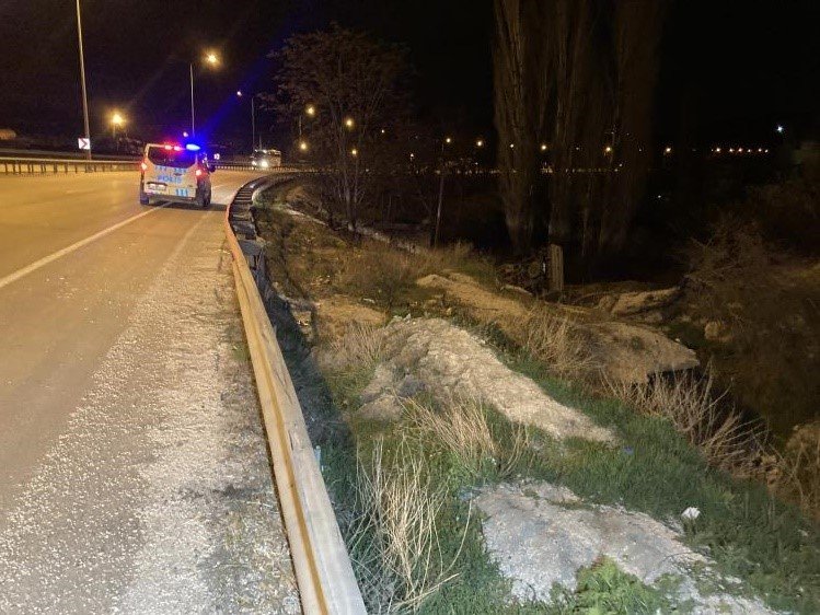 Kontrolden çıkan araç şarampole yuvarlandı: 1 yaralı