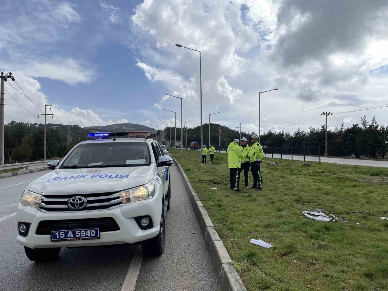Burdur’da kontrolden çıkan araç refüje daldı: 1 kişi öldü, 3 kişi yaralandı