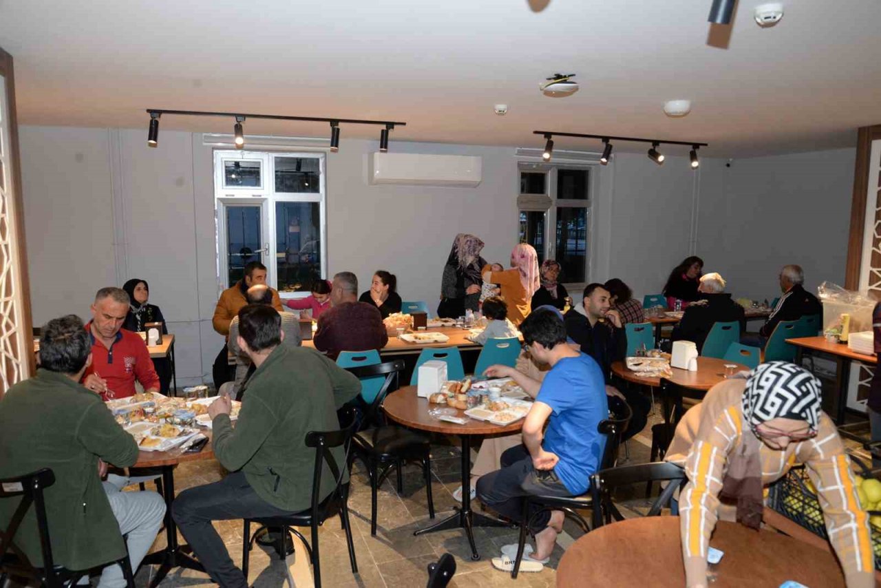 Uludağ Üniversitesi yönetimi iftarını depremzedelerle yaptı