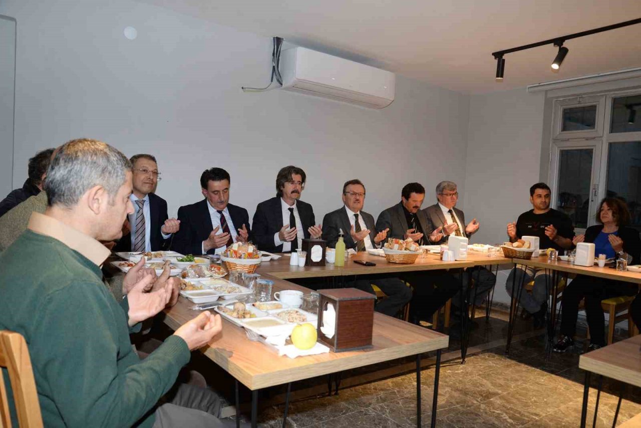 Uludağ Üniversitesi yönetimi iftarını depremzedelerle yaptı