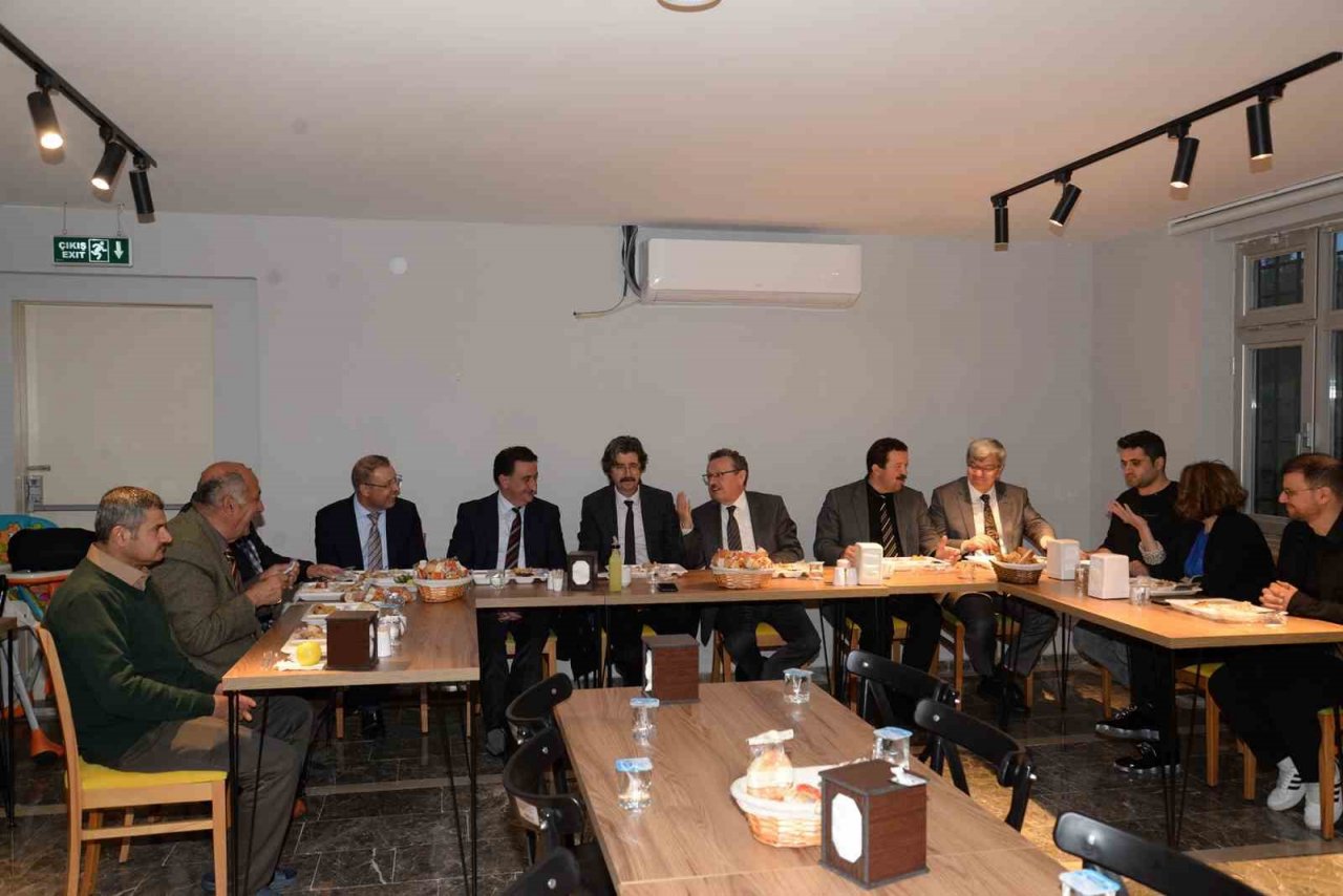 Uludağ Üniversitesi yönetimi iftarını depremzedelerle yaptı