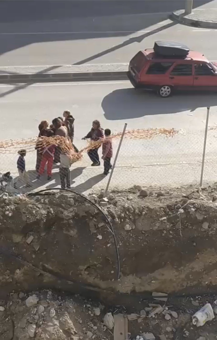 Bursa’da çocukların kavgasına büyükler dahil oldu, kavga anı kamerada