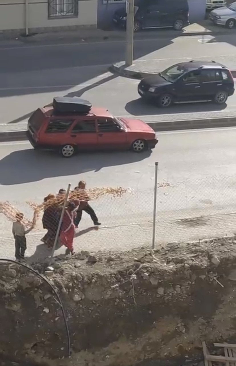 Bursa’da çocukların kavgasına büyükler dahil oldu, kavga anı kamerada