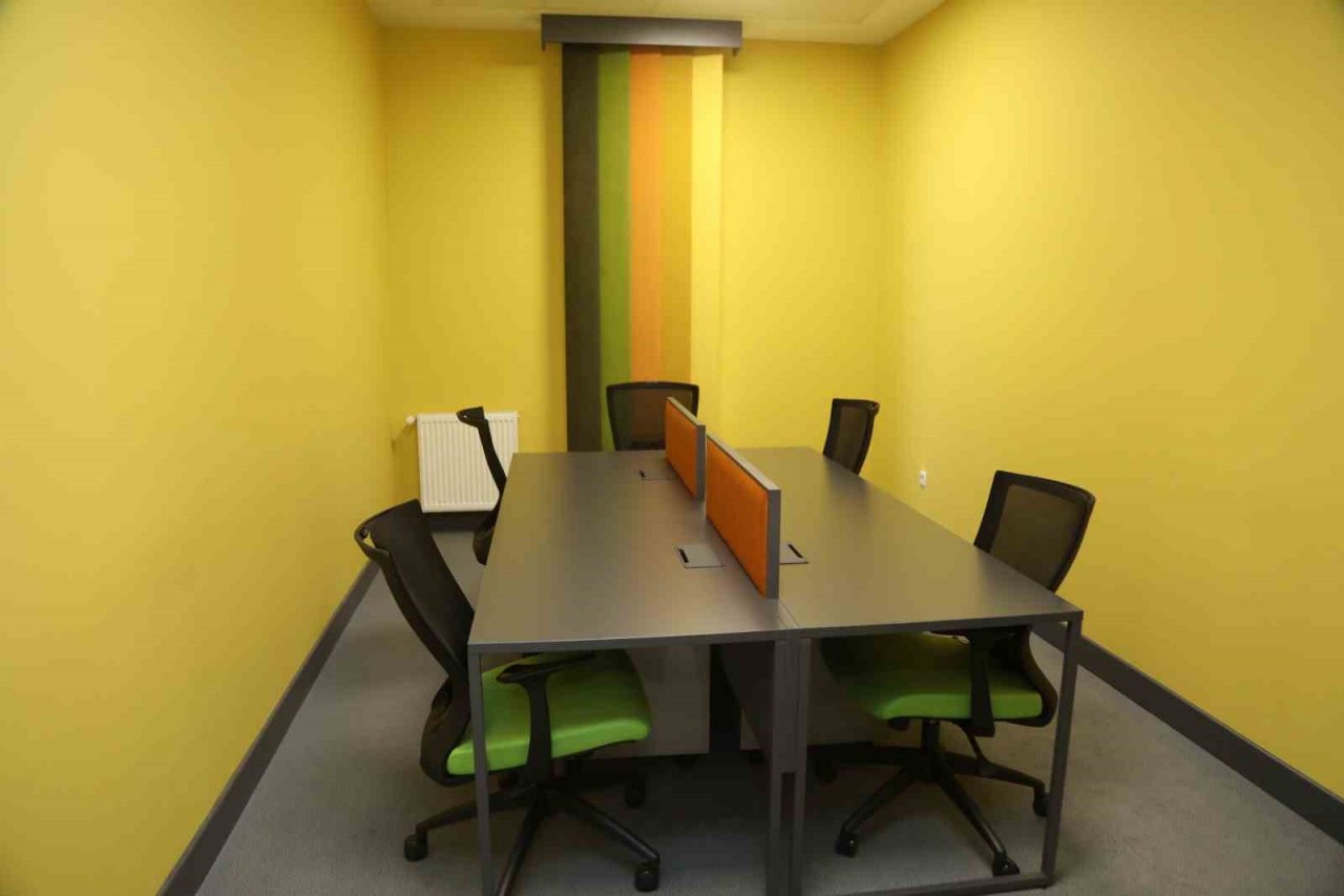 Üniversiteye hazırlanan gençlere bireysel çalışma ofisi