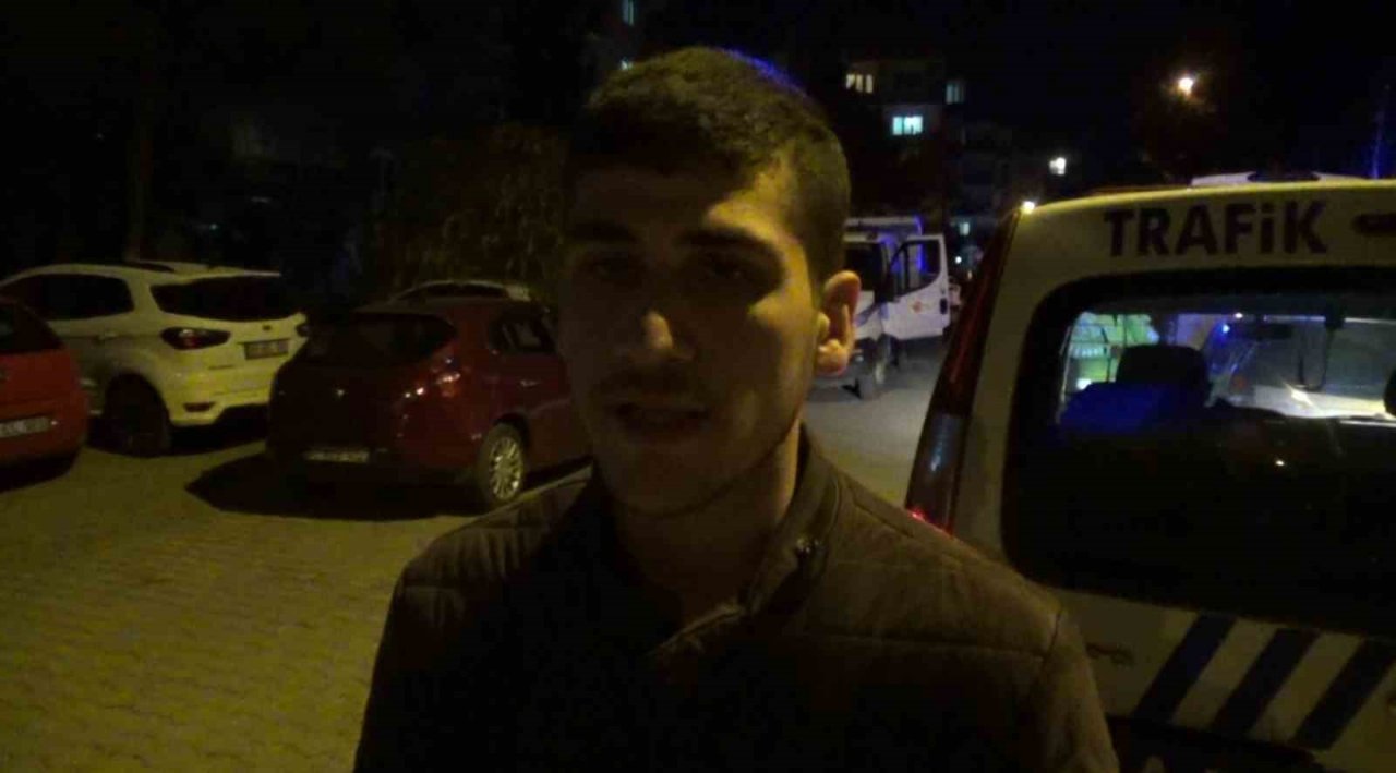 Vatandaşın dikkati devrilen ağaçtan otomobilleri kurtardı