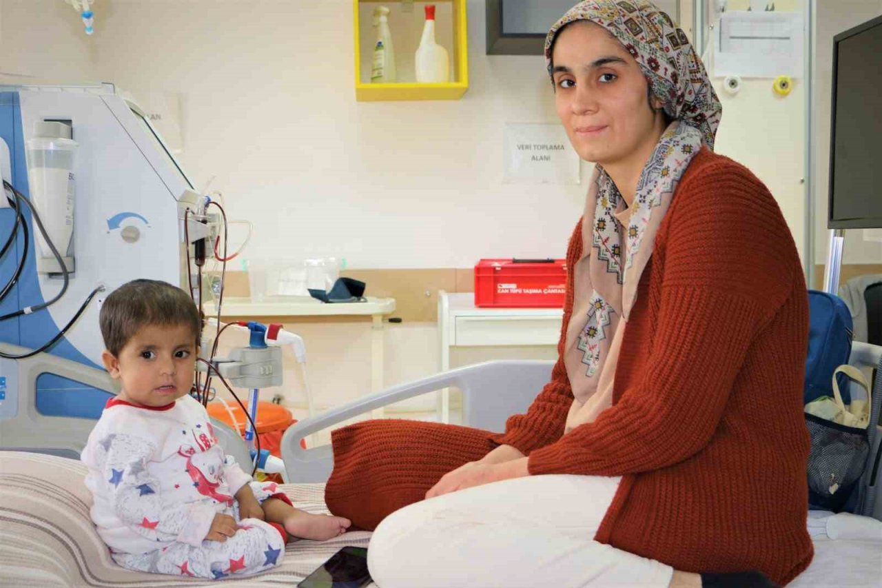 Doğar doğmaz diyalize giren 3 yaşındaki Asel, yaşıtlarıyla oynamak için gün sayıyor