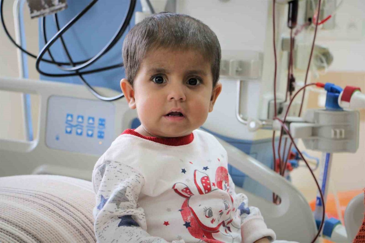 Doğar doğmaz diyalize giren 3 yaşındaki Asel, yaşıtlarıyla oynamak için gün sayıyor