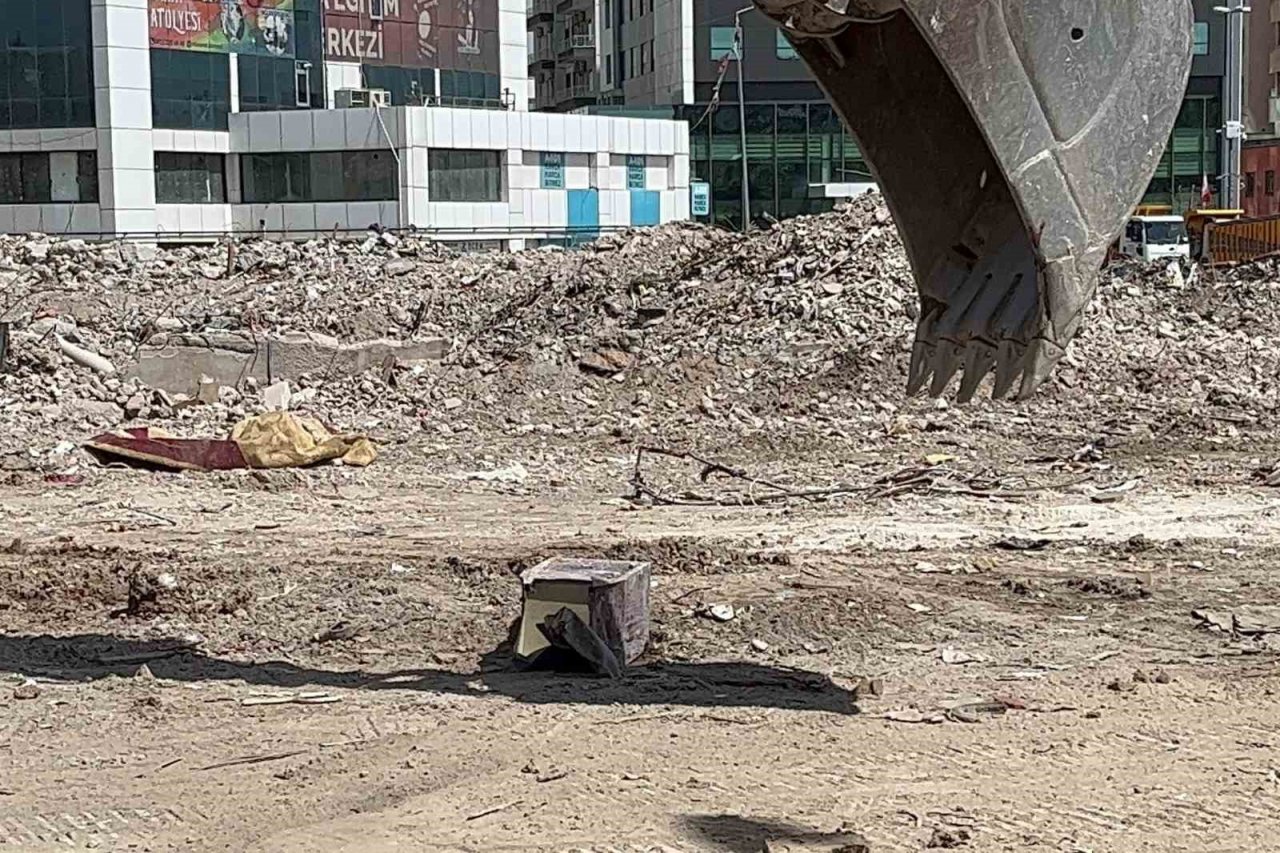 Galeria İş Merkezi enkazından çıkan kasa sahibine teslim edildi