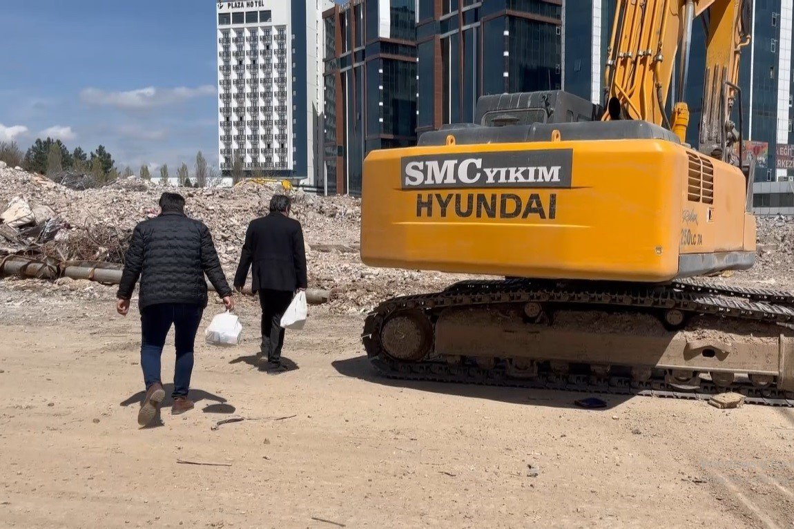 Galeria İş Merkezi enkazından çıkan kasa sahibine teslim edildi