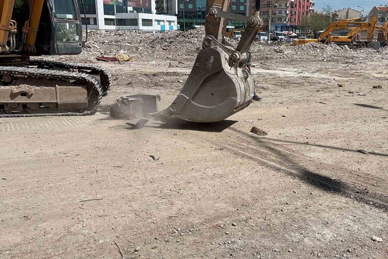 Galeria İş Merkezi enkazından çıkan kasa sahibine teslim edildi